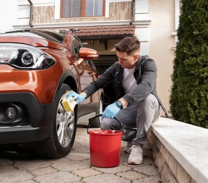 Lavage auto à domicile Port-Brillet : professionnel intervenant sur un véhicule